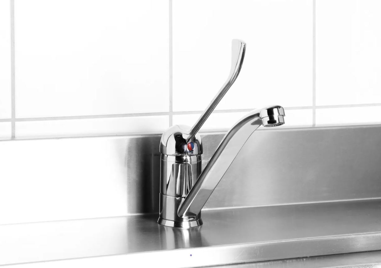 Wasserhahn, mit langem Hebel, verchromt