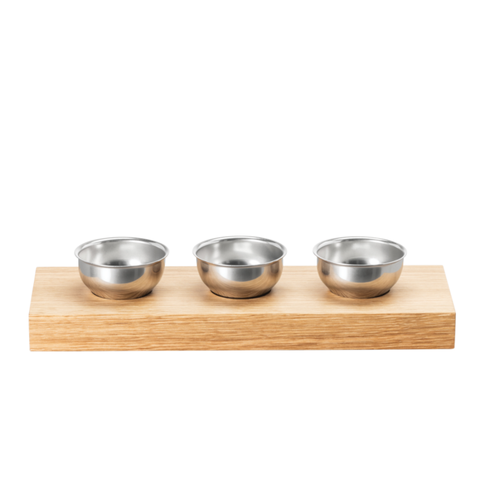 Holzbrett mit Saucenschälchen